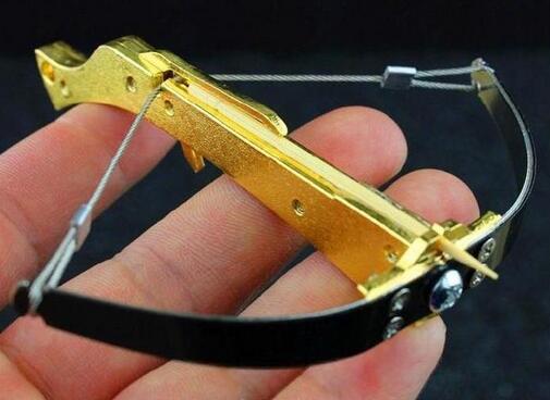 危险玩具潜伏牙签弩瞄准学生